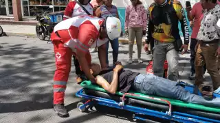 El motociclista fue trasladado a un hospital, ya que presentaba dolor en el cuerpo