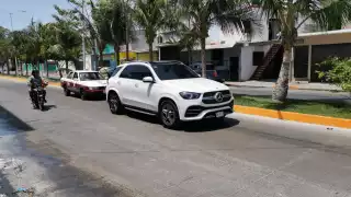 Un taxi chocó por alcance contra una camioneta Mercedes Benz en la colonia Santa Rosalía.