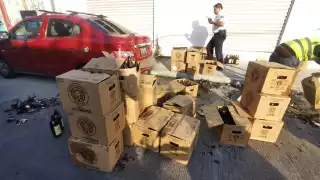 Más de 40 cartones de cerveza cayeron desde un camión en movimiento en la colonia Fátima.