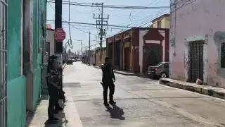 ¡Susto en el Barrio de Guadalupe! Vecinos cierran calle por falla eléctrica