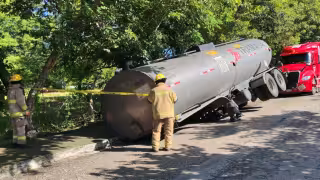 Una pipa cargada con combustible sufrió un incidente en la vía pública.