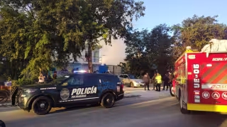 Un incendio consumió una palapa dentro de una vivienda en la zona de invasión Inn House, en Playa del Carmen.