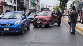 Conductora invade carril y choca contra camioneta en Campeche