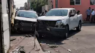 Choque en la colonia Obrera deja daños materiales