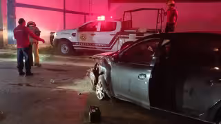 Conductor destruye su auto tras chocar contra muro de concreto en la colonia Peña, en Campeche.