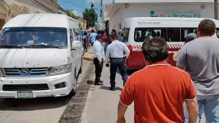 Taxistas blancos bloquean vialidad en el centro de Calkiní.