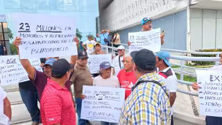 Manifestación en Palacio de Gobierno por apoyos de veda y baja captura