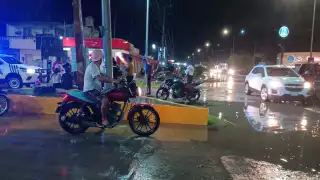 Camioneta Silverado arrolla a motocicleta en Champotón
