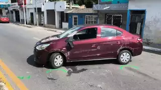 Conductor imprudente provoca choque y vuelca su vehículo en la Colosio