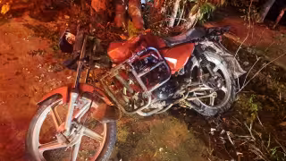 El fuerte golpe dejó al motociclista inconsciente en el lugar y con diversas lesiones en el rostro y extremidades.