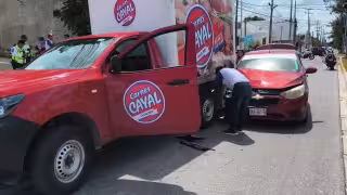 Un choque por alcance sobre la avenida Gustavo Díaz Ordaz dejó considerables daños materiales.