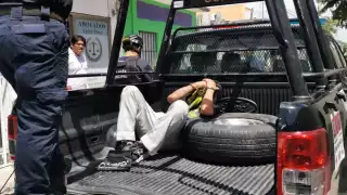 El hombre abrió el capirote del auto para robar la batería