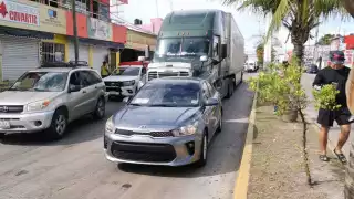 Choque entre tráiler y Kia bloquea avenida 10 de Julio; no hay lesionados

