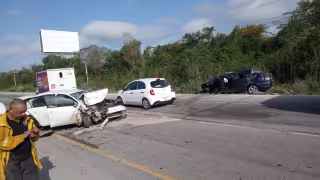Fuerte choque frontal entre dos Jetta deja dos lesionados en la carretera 307