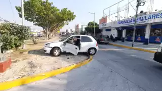 Una joven madre y su hija fueron hospitalizadas tras un aparatoso accidente en la Colonia Santa Isabel
