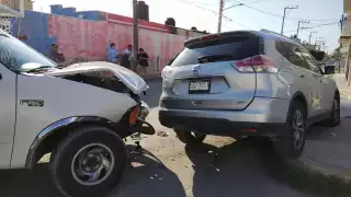 Reportan fuerte choque entre tres camionetas en el fraccionamiento Maderas