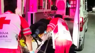 El hombre (r) fue sometido por los vecinos para evitar que escapara; la víctima fue llevada al Hospital General en estado crítico.