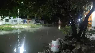 Las calles de Ciudad del Carmen lucen encharcadas la noche de este martes
