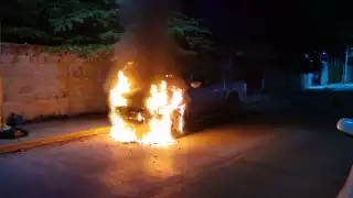 Una camioneta fue consumida por el fuego la madrugada del miércoles en la colonia San Agustín del Palmar.