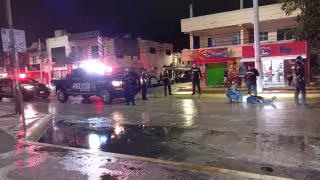 El motociclista terminó sobre el pavimento mojado y fue atendido en el lugar.