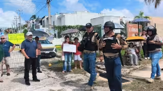 Personal de la FGE Campeche acudió al fraccionamiento Colinas del Sur para ejecutar una orden judicial.
