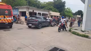 Camioneta Jac se vuela alto y provoca accidente en Champotón