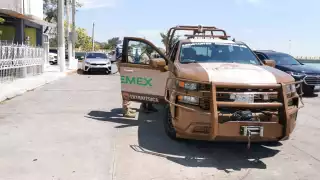 Choca camioneta de Pemex contra auto particular en la colonia Puntilla