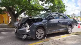 Los dos autos presentaron graves daños materiales tras el choque