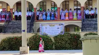 Estudiantes acudieron a las escuelas con el traje típico campechano
