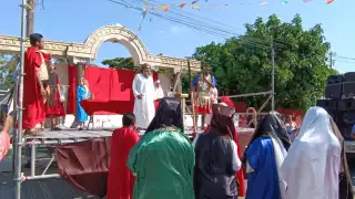 Feligreses participan en esta representación del Viacrucis