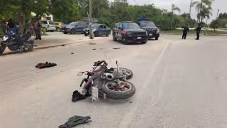 Pierde el control en una glorieta y se impacta contra un poste en Tulum