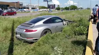 El auto Porche quedó con graves daños materiales en la vía Mérida-Progreso