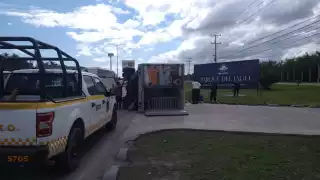 Chofer imprudente provoca volcadura en el Boulevard Colosio de Cancún
