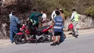 Pareja de motociclistas salva de heridas graves tras imprudencia vial