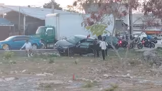 El auto que viajaba a exceso de velocidad terminó sobre el camellón de la avenida.