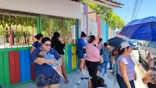 Madres de familia niegan que el jardín de niños Esther Rodríguez Meza opere con normalidad, como afirma la SEDUC.