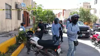 Elementos policiacos llegaron a la escena del crimen para levantar testimonios.