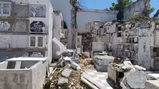 Alistan cementerios de Campeche entre trabajos de limpieza y tumbas en abandono