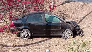 El conductor resultó ileso tras volcar en el Periférico de Mérida