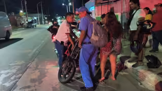 Dos motocicletas chocaron de frente en las calles de la colonia Plan Chac.