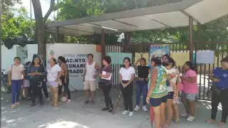 Los padres de familia realizan una protesta pacífica