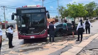 Un camión de transporte público chocó contra un vehículo particular.