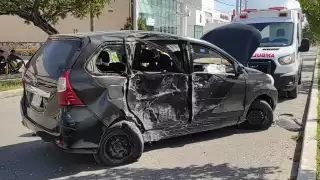El auto derrapó varios metros después del impacto contra un poste