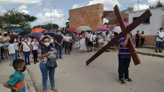 Los turistas observaron el paso del recorrido del Viacrucis viviente en playas de la Riviera Maya