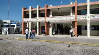 Los trabajadores eventuales decidieron tomar nuevamente las instalaciones de la comuna hasta que reciban su pago