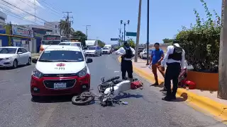 Un taxista impactó por alcance a un motociclista de la tercera edad en Circuito Baluarte