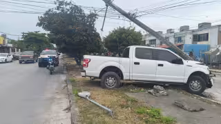 La camioneta impactó un poste de Telmex, pero no hubo heridos graves.