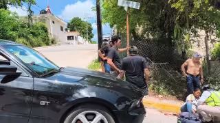 Automóvil deportivo impacta motocicleta y provoca lesiones graves