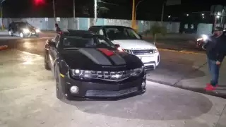 El auto y camioneta quedaron cruzados sobre la calle tras el impacto