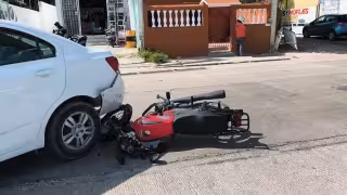 La mujer se impactó contra la parte trasera de un automóvil.